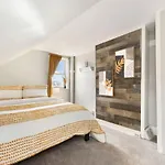 The Geneva - Colorful Home In A Great Location